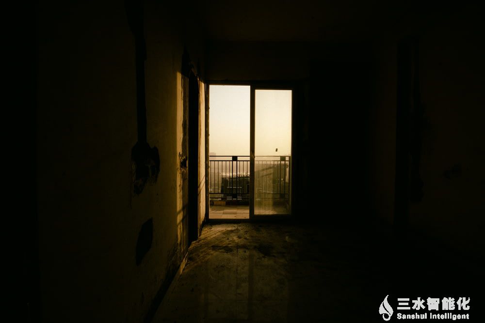 超越傳統(tǒng)照明,更個性化的燈光控制就選智能照明系統(tǒng)!(圖1) black metal framed glass door.jpg