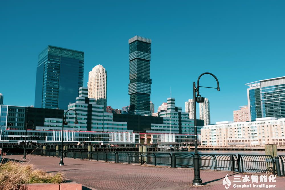 什么是智能樓宇?為什么說能夠借助樓宇智能化系統做好環境監控?(圖1) people walking on sidewalk near city buildings duri.jpg